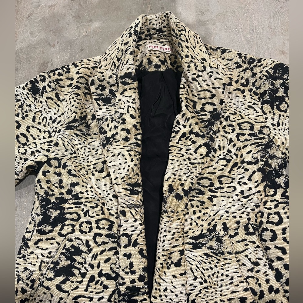 Free people women’s leopard trench coat in a size medium.